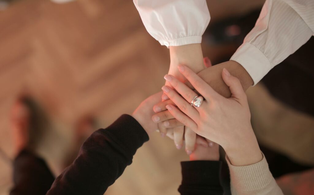 Imagem de mulheres com as mãos juntas